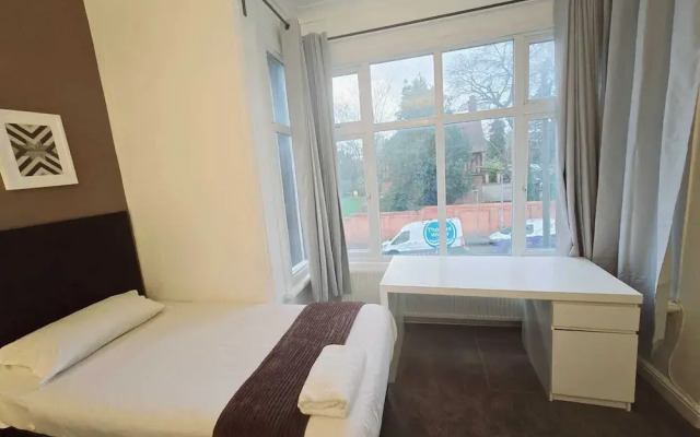 OYO Kingswood Hotel