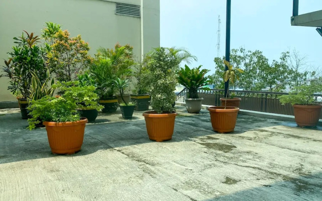 Modern And Homey 2Br At Mt Haryono Square Apartment