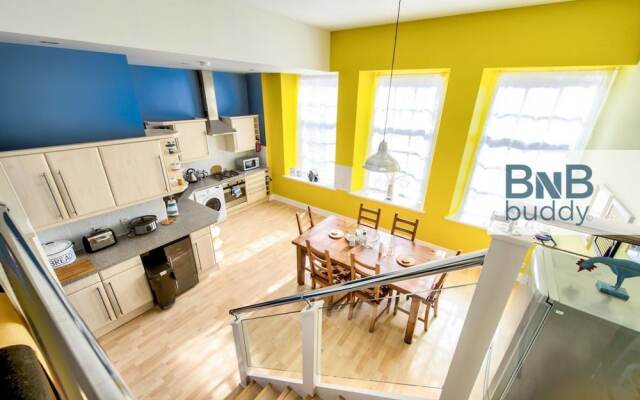 3bed/3bath Townhouse with Free Parking And Balcony