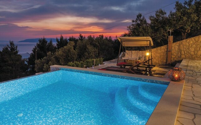 Beautiful Home in Makarska With Wifi and 7 Bedrooms