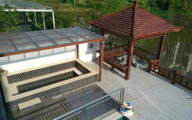 Moon River Lake View Villa