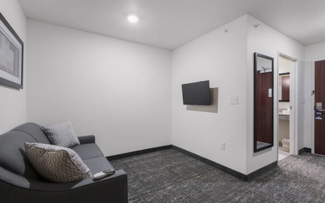 Cobblestone Hotel & Suites - Newport