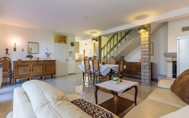 Stunning Home in Pula With Wifi and 4 Bedrooms