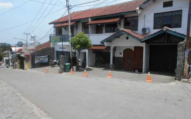 Rumah Syariah & Kolam Renang Bugenville Guesthouse