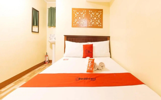 RedDoorz near PNR Espana Station