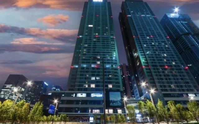Rong Zhijia Apartment Hotel (Chengdu Global Center Da Rubik's Cube)