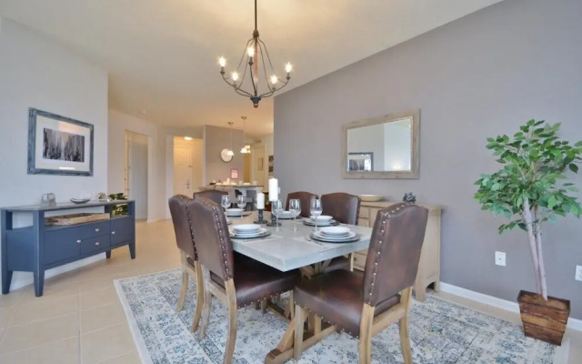 Beautiful Modern Condo, Near Parks-2012