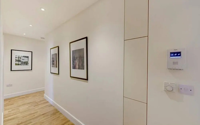Bright Three Bedroom Apartment in Hammersmith, London