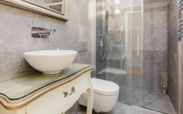 Gold And Silver Apartments