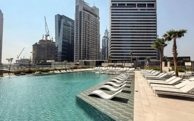 Luxury 2BR in Peninsula One by Bespoke
