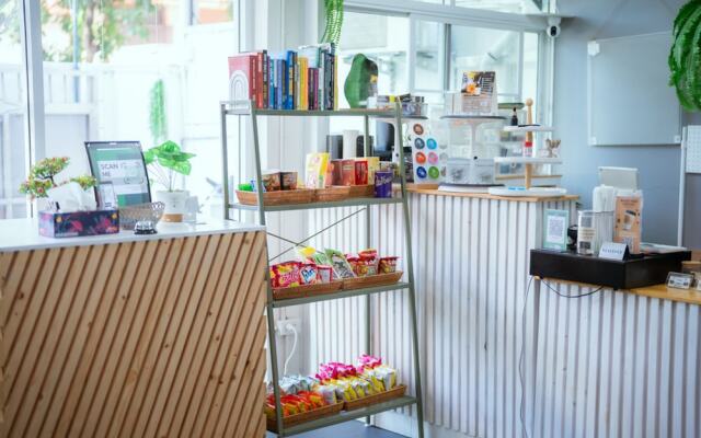 Ekkamai Buds & Beds - 420 Hostel