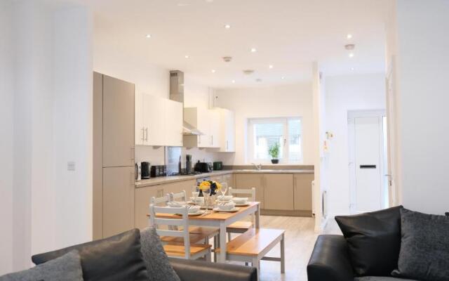 Modern House & Contractors & City Centre & Free Parking