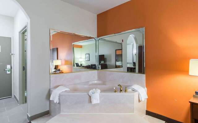 Econo Lodge Inn & Suites East