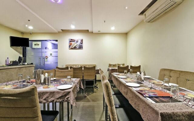 Capital O 4493 Apple Hotel