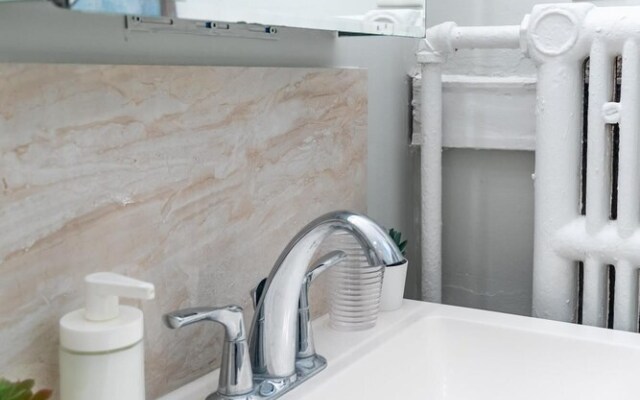 2BR Apt With King Bed Netflix - Near Downtown