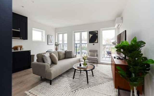 The Wembley Park Wonder - Charming 2bdr Flat With Balcony