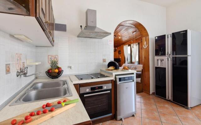 Villa Paradiso: Near beach, superb pool and garden