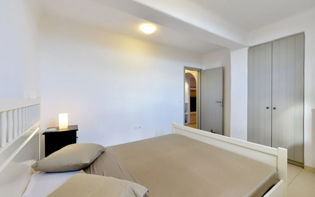 Exquisite villa for 10 with pool, helipad by VillaRentalsgr