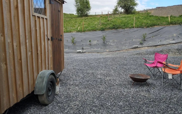 Llandovery - Cabin - Sleeps 2 - Parking - Garden