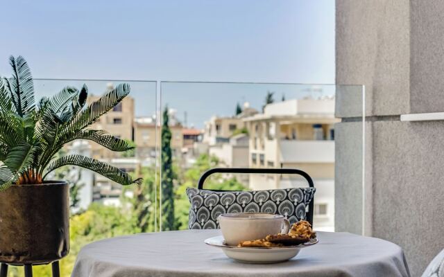 Sanders Elgio - Generous 2-bdr Apt w Balcony