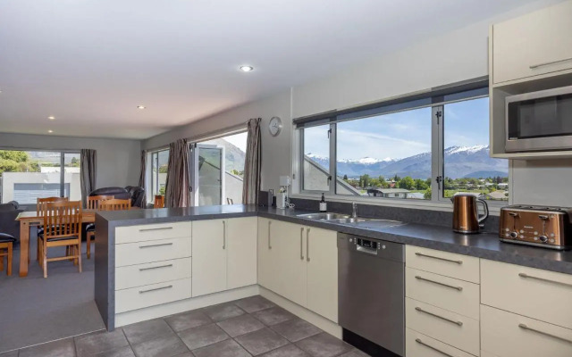 KING99 - Wanaka Views on King