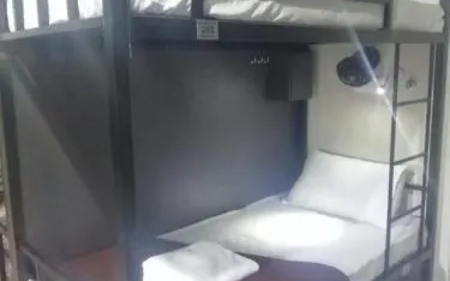 Airport Hostel 13