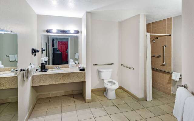 Howard Johnson by Wyndham Houston Hobby Airport