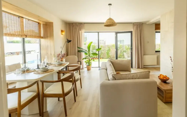 Modern Holiday Apartment With Garden Near the sea