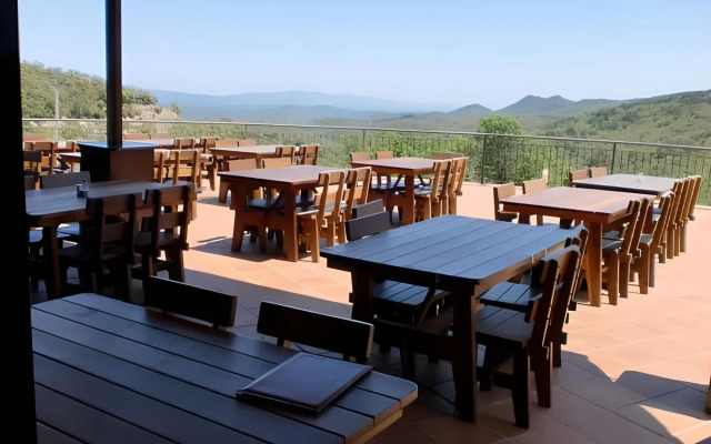Restaurante y Alojamiento Can Mach