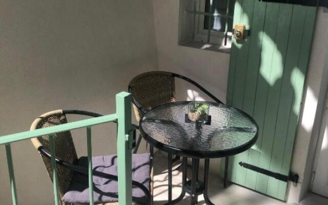 Vieil Antibes, ravissant 2p avec petite terrasse
