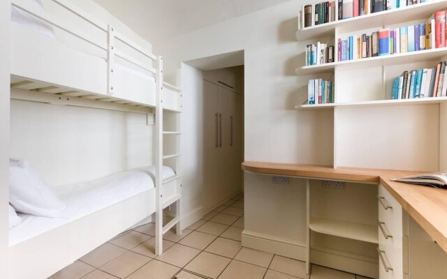 Spacious 2BR Flat in Kensington