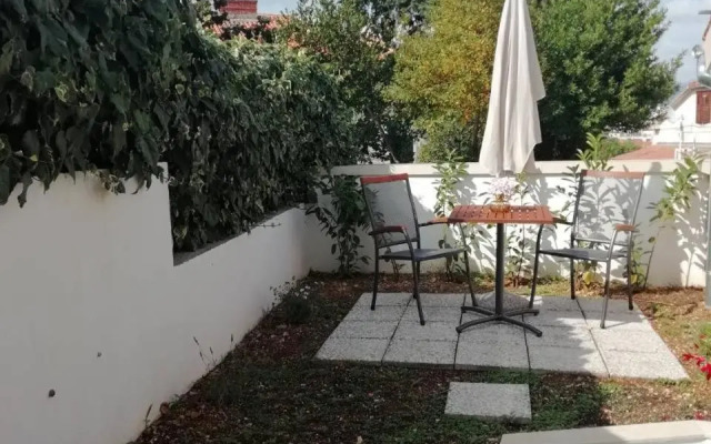 Room with garden