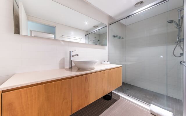 Azure Seas Executive - Airlie Beach