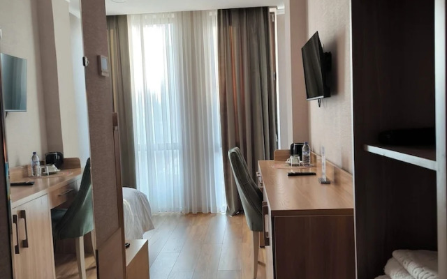 Отель Saroy Gardens