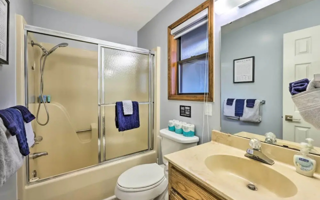 Holiday Island Home: Mountain View + Hot Tub!