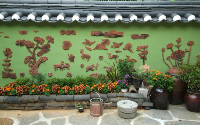 Moon Hanok Guesthouse