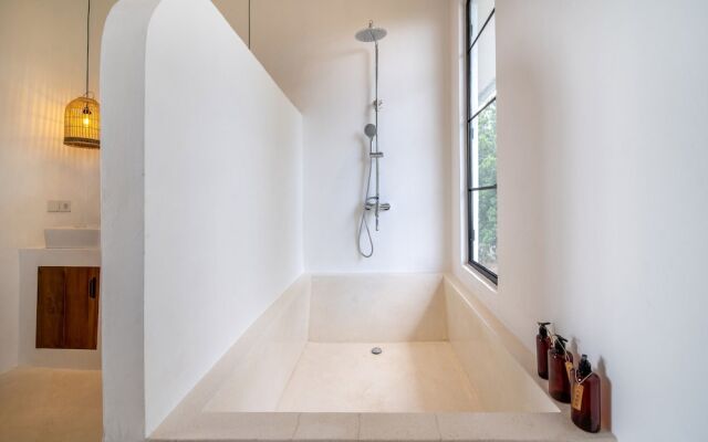 NEW ! Stunning 4BR Jungle View Villa in Lovina