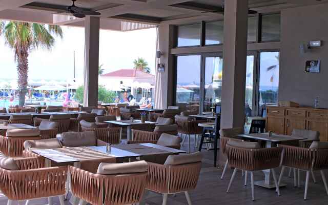Almуros Beach Resort and Spa