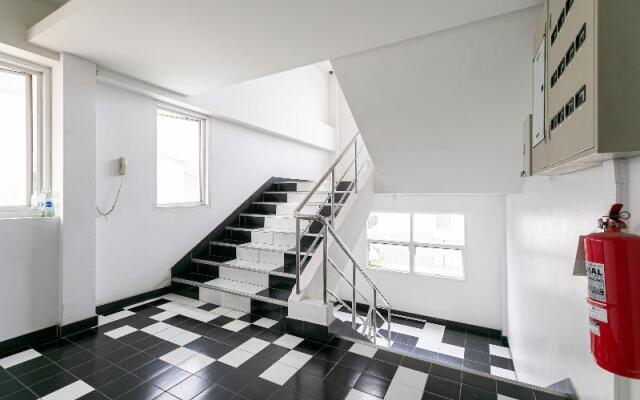 Ruan Plaisoi Apartment by ZUZU