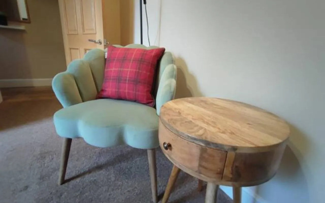 Central Edinburgh Private Garden With Parking