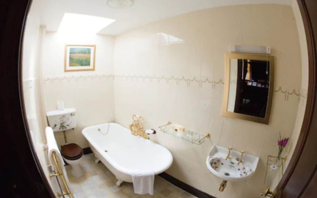 Crown & Cushion Hotel