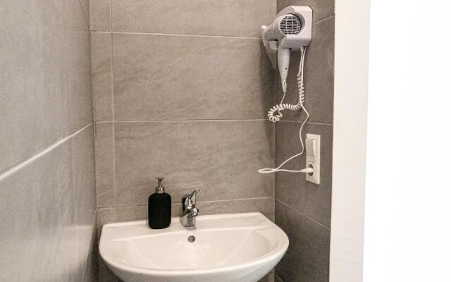 Commodious 2BR Apt. Near AKH-Perfect for Groups