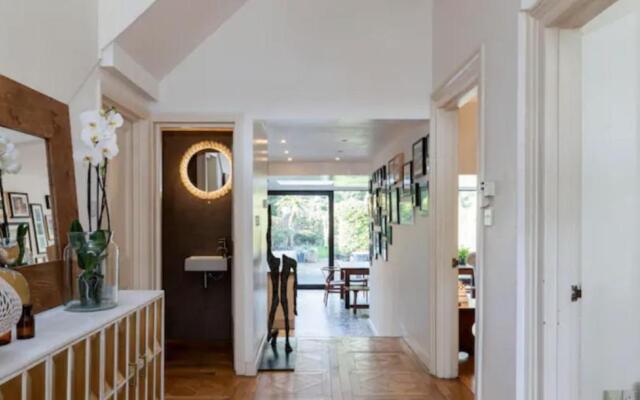 Stunning 5 bed house with private garden