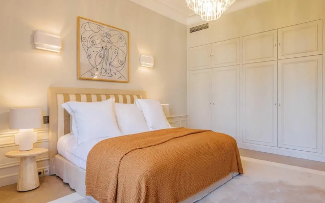 Luxury Mansion With Garden in Heart of Neuilly