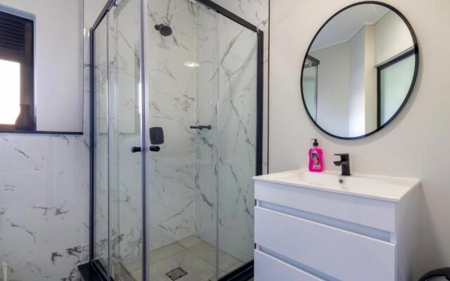 Lovely 1 Modern bedroom in Waterfall City