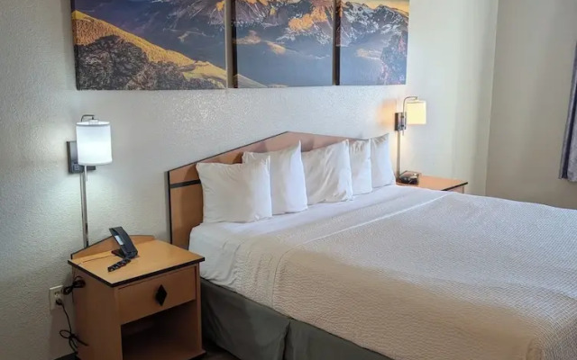 Days Inn & Suites Castle Rock