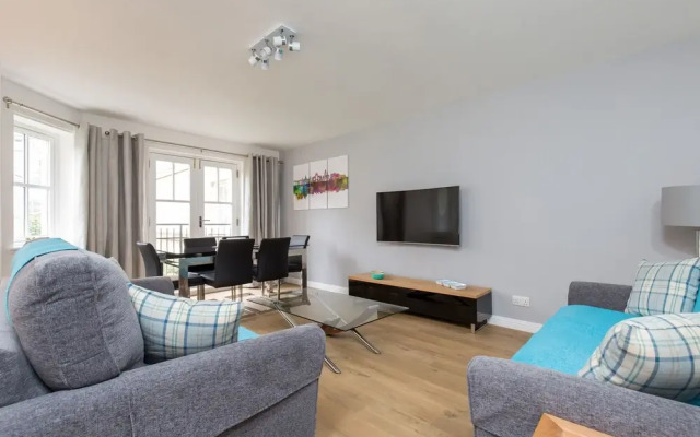 415 Huntingdon Place Apartment