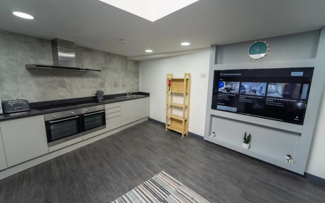 Spacious Comfortable Studio Near the University
