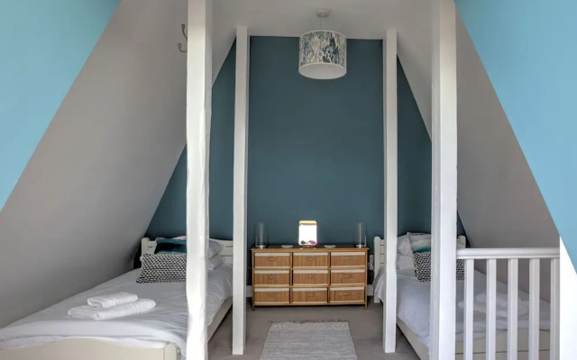 The Tower, 5 Corisande Manor