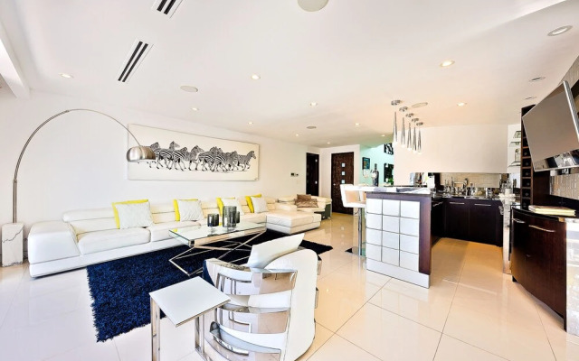 Hollywood Estate With Stunning Views